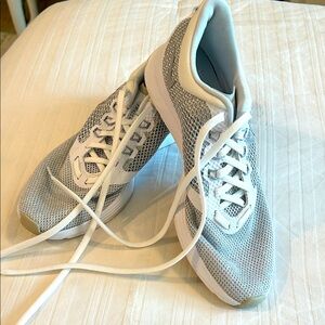 Nike Women's Light Gray Athletic Shoes